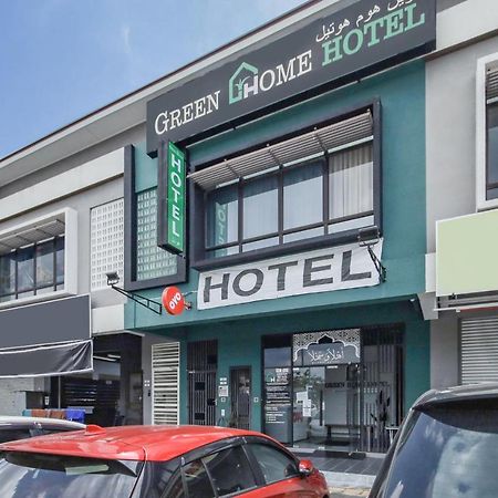 Oyo 90399 Green Home Hotel Syariah Szepang Kültér fotó