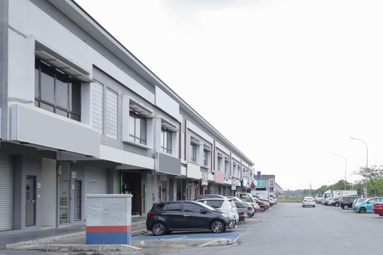 Oyo 90399 Green Home Hotel Syariah Szepang Kültér fotó