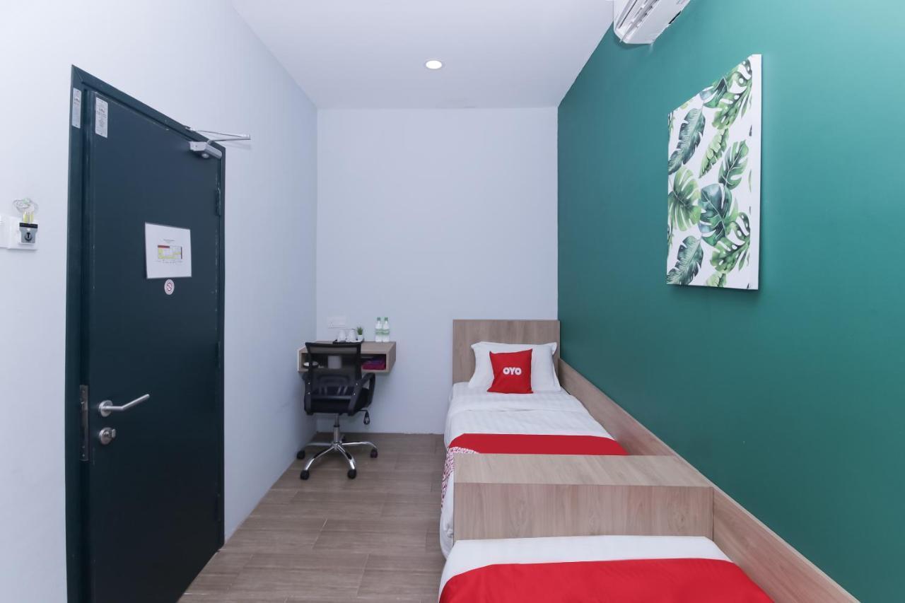 Oyo 90399 Green Home Hotel Syariah Szepang Kültér fotó