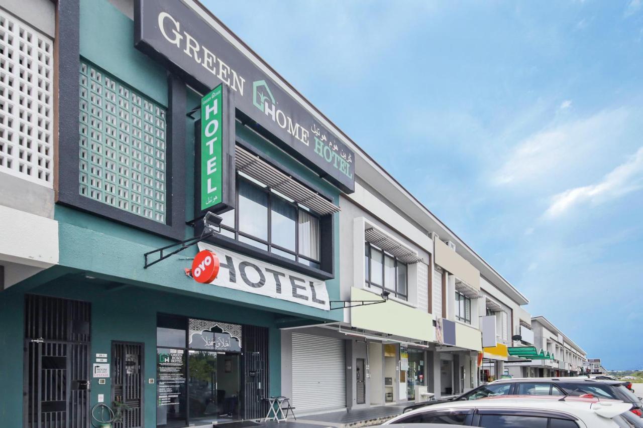 Oyo 90399 Green Home Hotel Syariah Szepang Kültér fotó