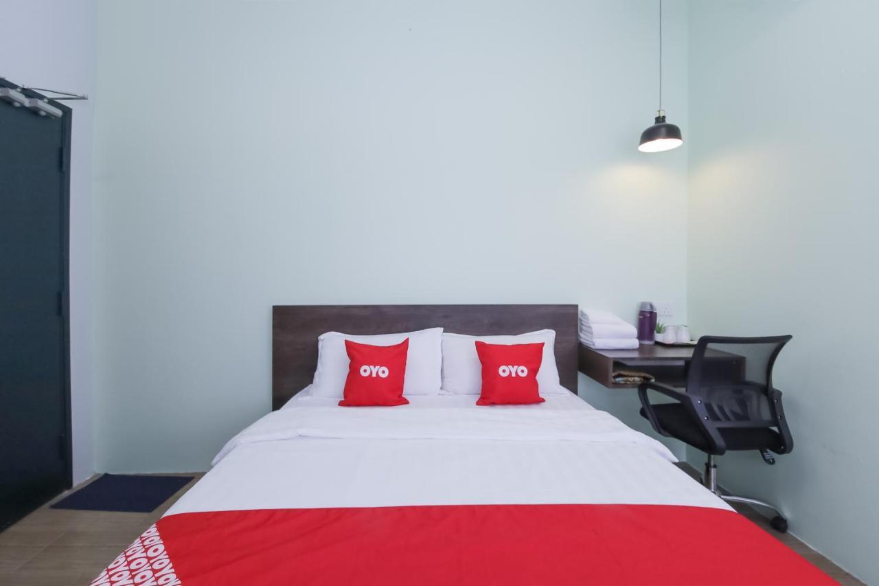 Oyo 90399 Green Home Hotel Syariah Szepang Kültér fotó