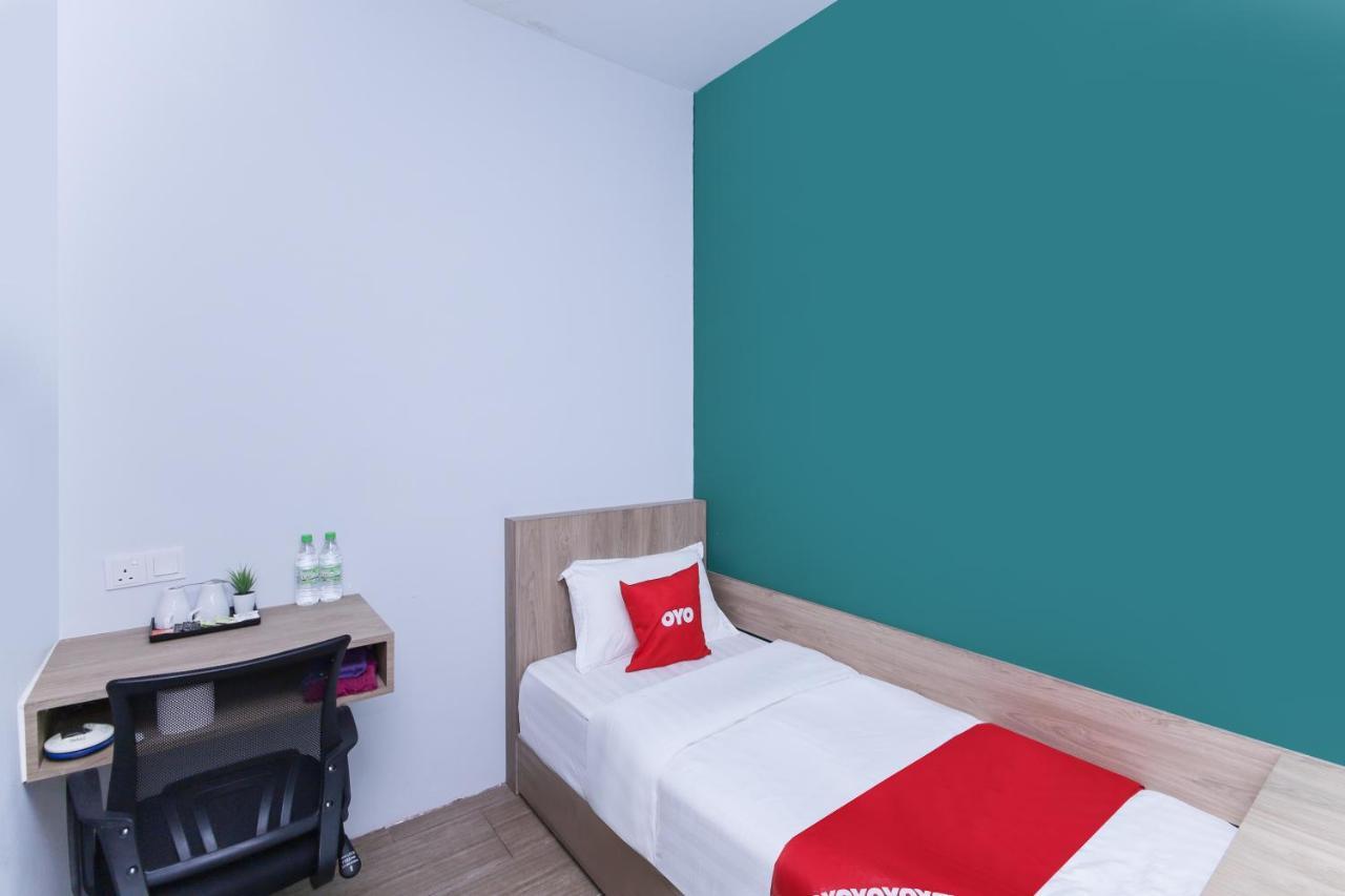 Oyo 90399 Green Home Hotel Syariah Szepang Kültér fotó