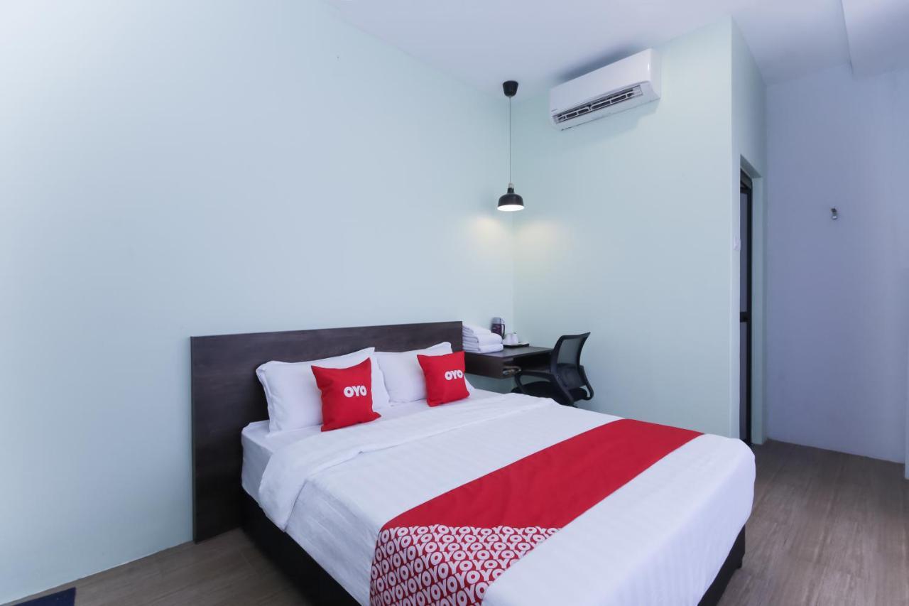 Oyo 90399 Green Home Hotel Syariah Szepang Kültér fotó